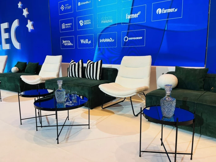 1 Jakie meble do organizacji konferencji prasowych warto wybrać?